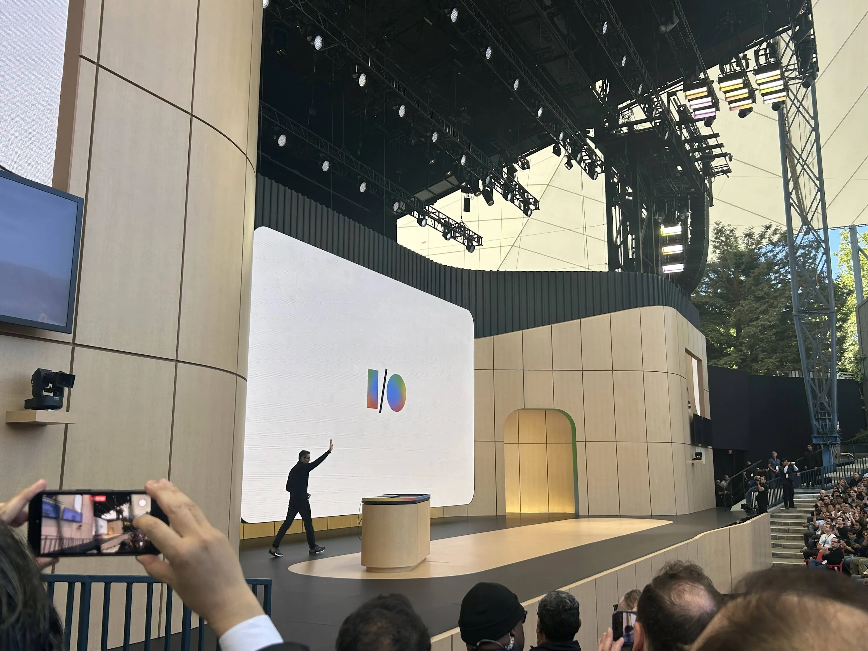 CEO Sundar Pichai の登場シーン