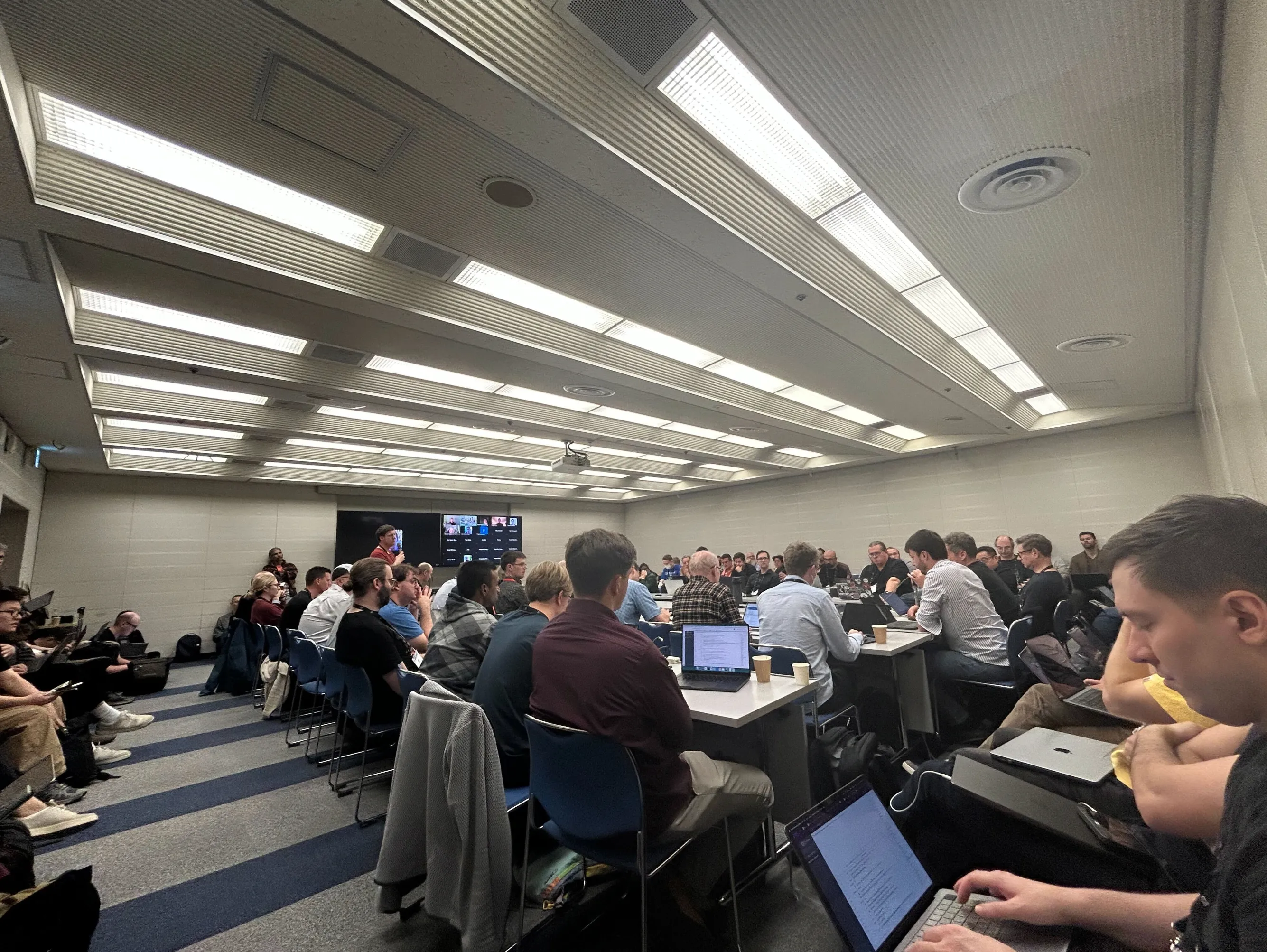 会場パンパンになり、熱く意見が交わされる Open Web の breakouts