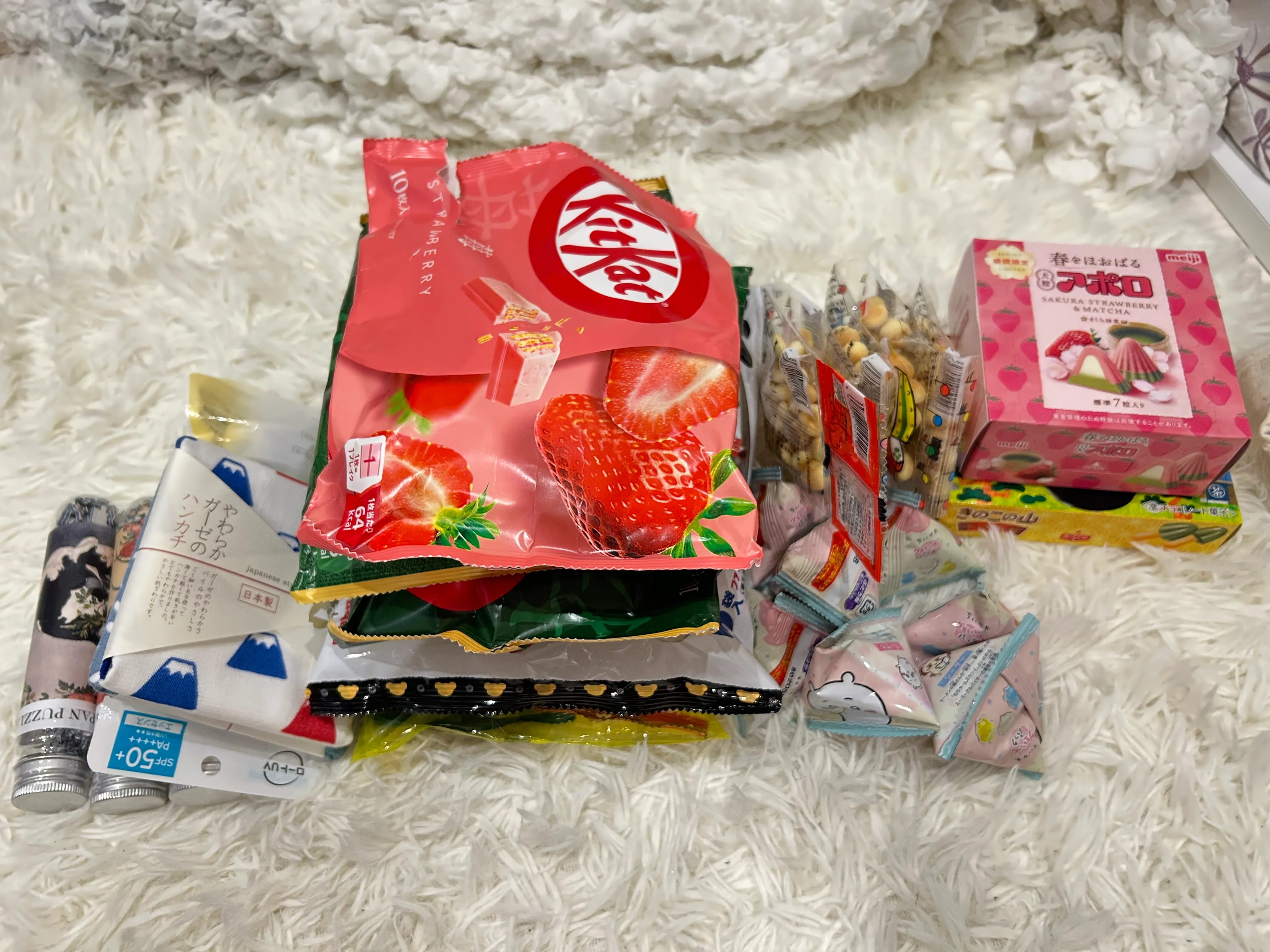 お土産（KitKat が味見されている）