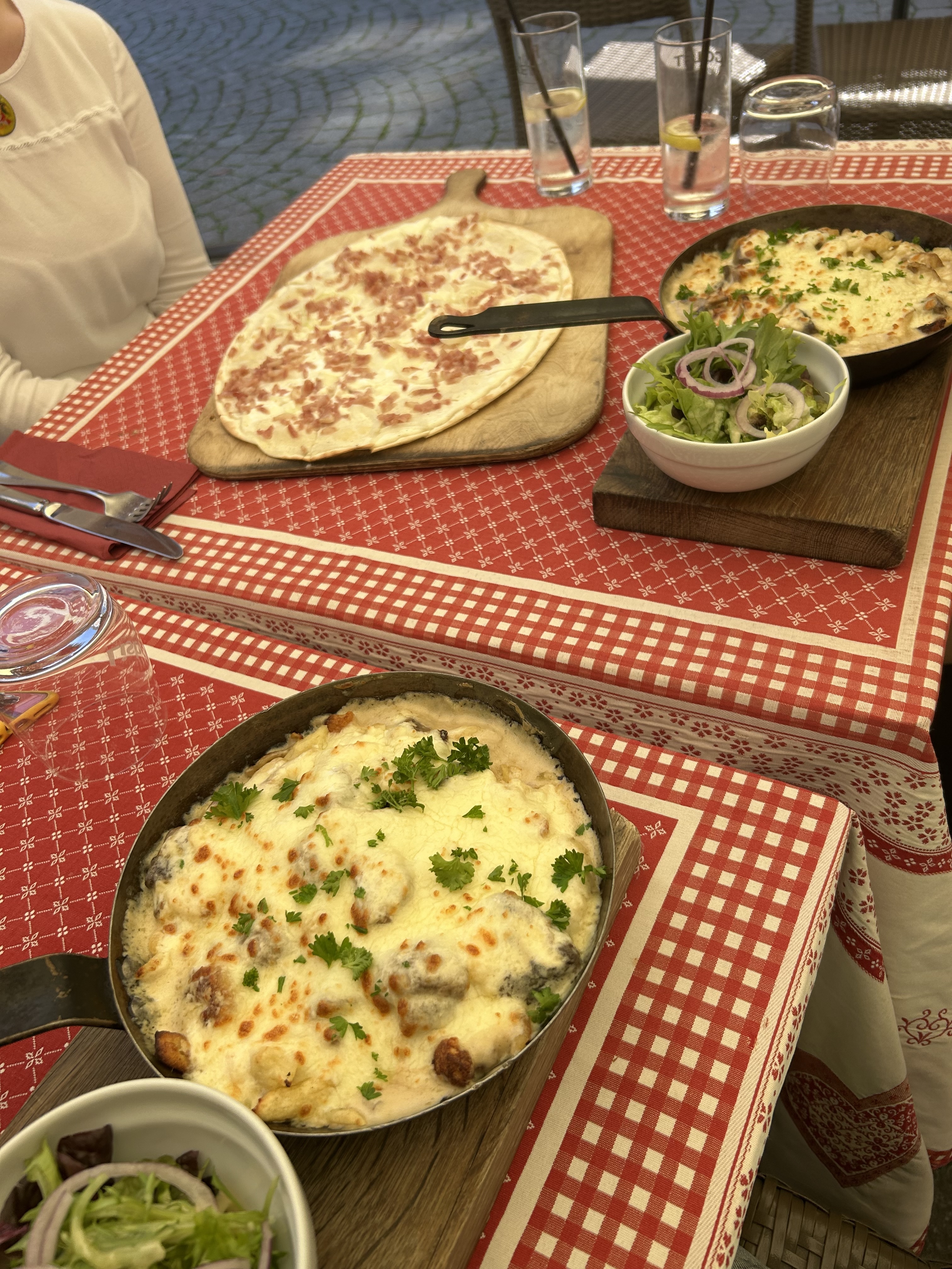Anne, Eva とランチ（Käsespätzle, Flammekueche）